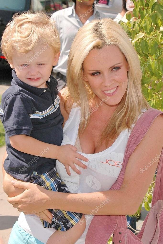 Jenny McCarthy y su hijo Evan — Foto editorial de stock 17232381 ©s_bukley