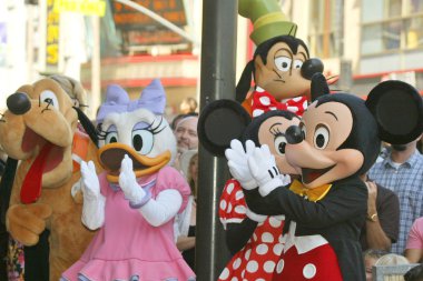 Pluto, daisy duck, minnie fare, Miki Fare ve goofy donald duck kutlamak yardımcı