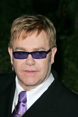 Sör Elton John.