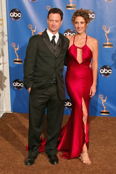 Gary sinise und melina kanakaredes — Stockfoto