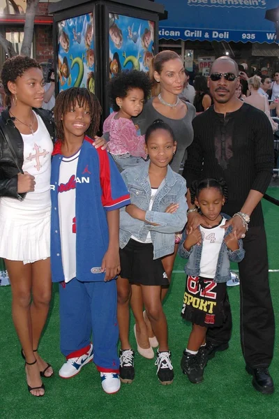 Eddie Murphy e a família — Fotografia de Stock