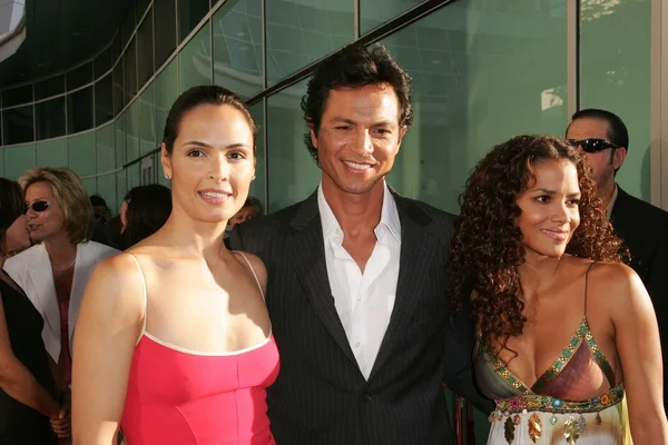 Talisa Soto, Benjamin Bratt y Halle Berry —  Fotos de Stock