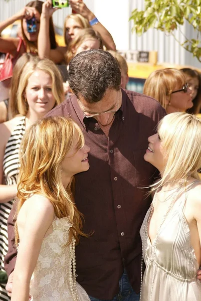 Bon Sagat with Mary-Kate Olsen and Ashley Olsen — Stock Photo, Image