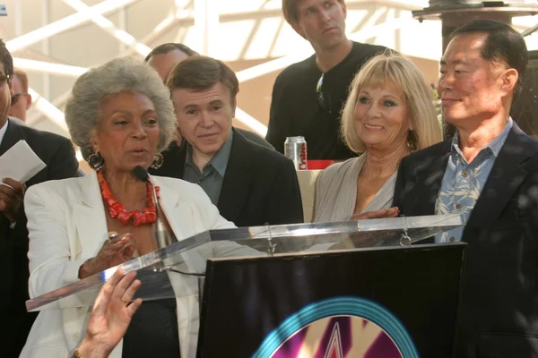 Nichelle nichols, walter koenig, gracelee whitney och george takei — Stockfoto