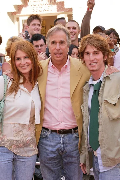 Henry Winkler com crianças — Fotografia de Stock