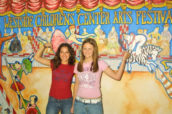 Vanessa Lengies and Sarah Ramos — Stock Photo, Image