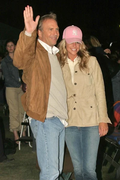 Kevin Costner and his girlfriend Christine Baumgartner — Stockfoto