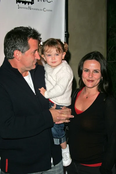 Anthony Lapaglia con su esposa Gia Carides y su hija — Foto de Stock