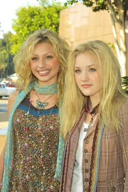 Alyson michalka ve amanda michalka