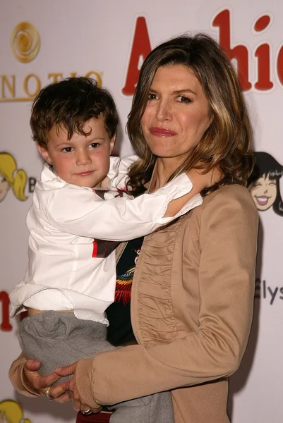 Finola Hughes et son fils Dylan — Photo