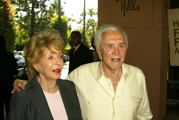 Kirk douglas ve eşi anne — Stok fotoğraf