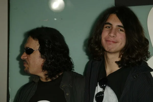 Gene simmons en zoon nicholas — Stockfoto