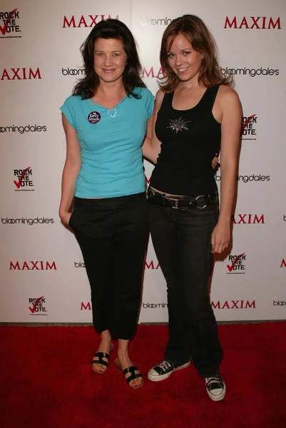 Daphne Zuniga and Rachel Boston — Stock Photo, Image