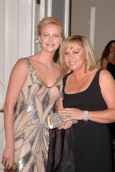 Charlize theron och mor gerda — Stockfoto