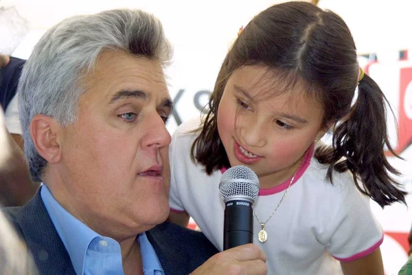 Jay Leno reads his book to children — Stock Photo, Image