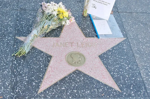 वाईन स्ट्रीटवर हॉलिवूडच्या वॉक ऑफ फॅम स्टारवर अभिनेत्री जॅनेट ली यांना फुलांचा आणि फॅनचा पुष्पगुच्छ — स्टॉक फोटो, इमेज