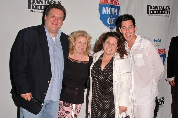 Jeff Garlin and wife with Marissa Jaret Winokur and date — Stock Photo, Image