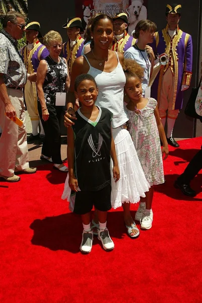 Holly Robinson Peete and children — Stock Photo, Image