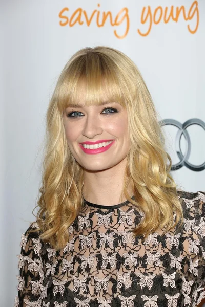 Beth Behrs — Stockfoto