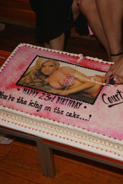 courtney ve Ashley peldon