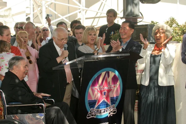 James doohan, johnny grant, walter koenig, grace lee whitney, george takei en nichelle nichols — Stockfoto