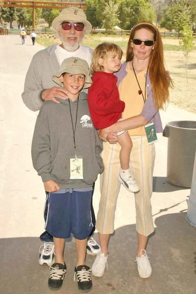 Lou Adler, Page Hannah y sus hijos —  Fotos de Stock
