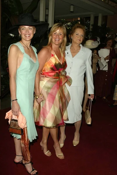 Sharon Stone, irmã Kelly Stone e mãe Dorothy Stone — Fotografia de Stock