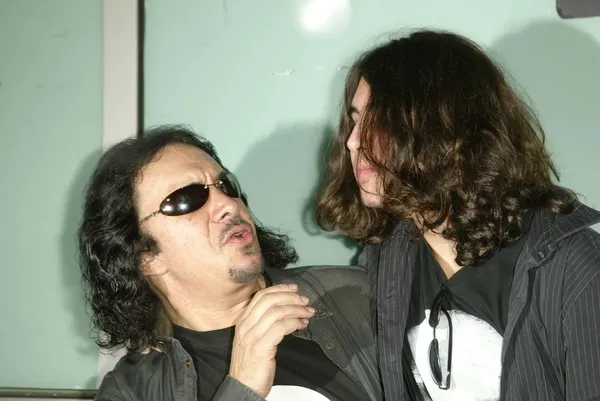 Gene Simmons e Filho Nicholas — Fotografia de Stock