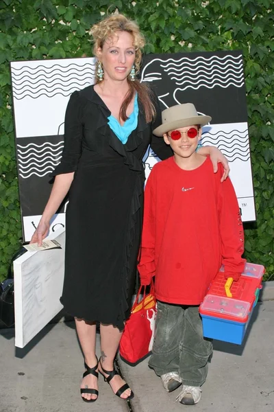 Virginia madsen ve oğlu jack — Stok fotoğraf