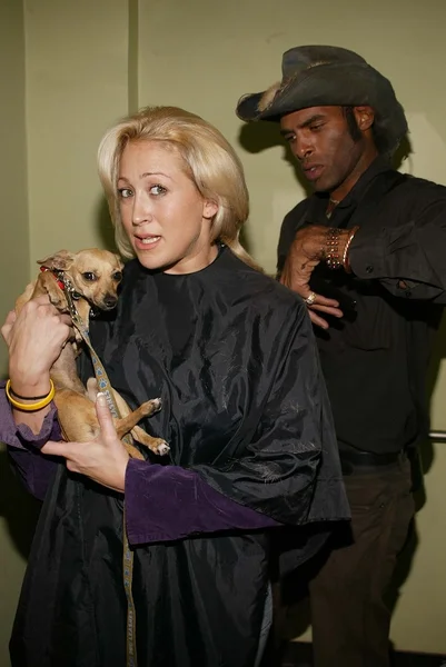 Jennifer Blanc gets her hair styled by the "Hair Cowboy" — Stock Photo, Image