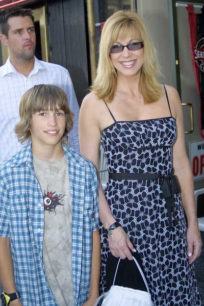 Leeza gibbons en zoon troy — Stockfoto