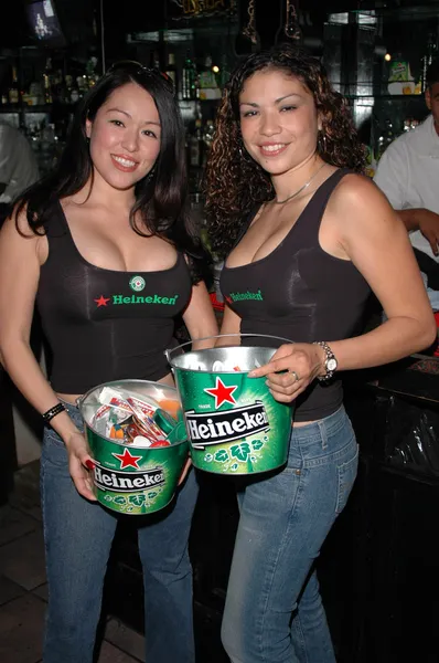 Chicas de Heineken —  Fotos de Stock
