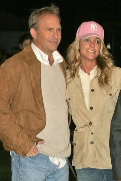 Kevin Costner y su novia Christine Baumgartner —  Fotos de Stock
