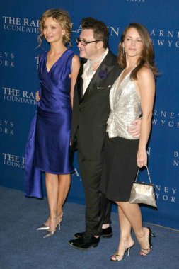 Calista flockhart, tasarımcı alber elbaz ve kristin davis