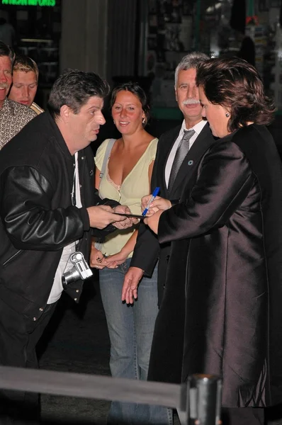 Rosie O'Donnell signs an autograph for a fan — Stock Photo, Image