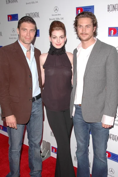 Anson fäste, anne hathaway och oliver hudson — Stockfoto