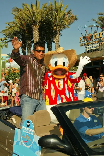 George Lopez and Donald Duck — Stock Photo, Image