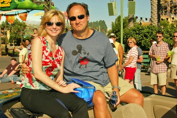 Courtney thorne smith a jim belushi — Stock fotografie