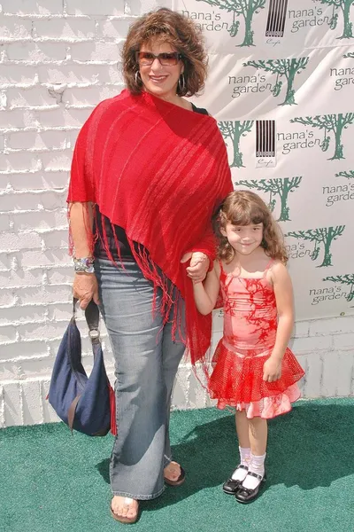Lainie Kazan and granddaughter — Stock Photo, Image