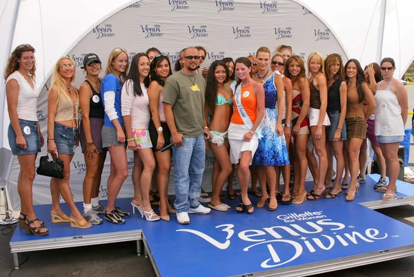 Cris Judd, Molly Sims and the contestants — Stock Photo, Image