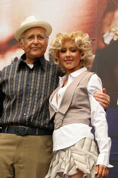 Norman lear och christina aguilera — Stockfoto