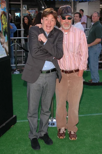 Майк Майерс и Стивен Спилберг — стоковое фото