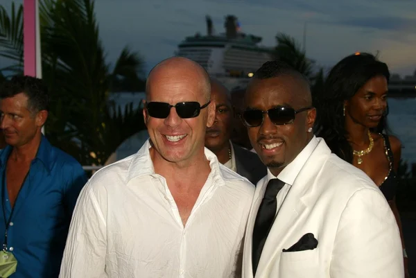 Bruce Willis e Sean Combs — Fotografia de Stock