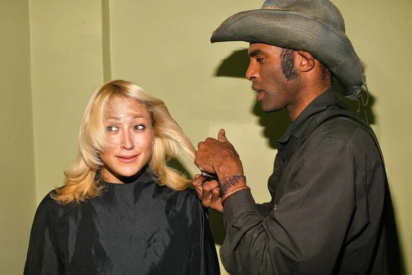 Jennifer Blanc gets her hair styled by the "Hair Cowboy" — Stock Photo, Image