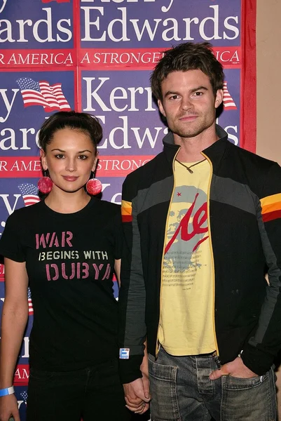 Rachael Leigh Cook and Daniel Gillies — Stock Photo, Image