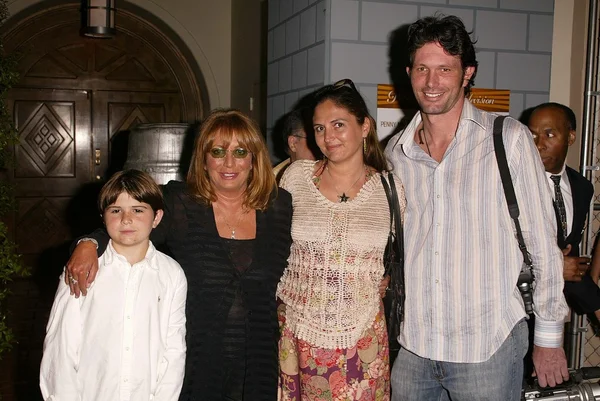 Penny Marshall with children and grandson — Stock Photo, Image