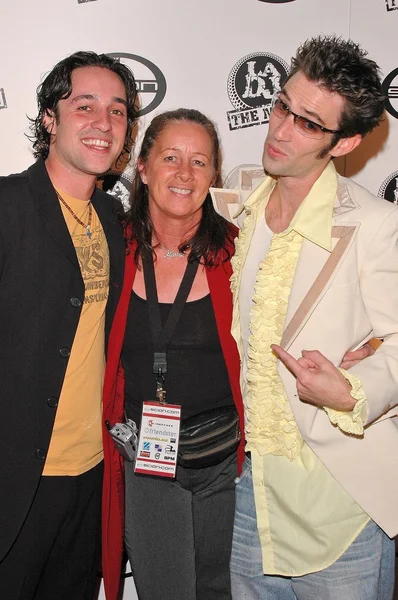 Thomas Ian Nicholas and brother Tim Scarne with mom Marla — Stock Photo, Image