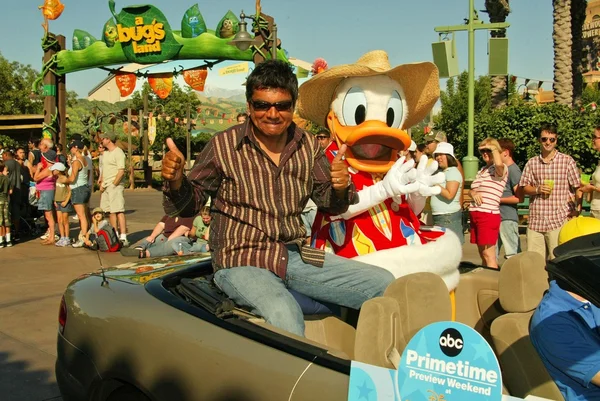 George Lopez and Donald Duck — Stock Photo, Image