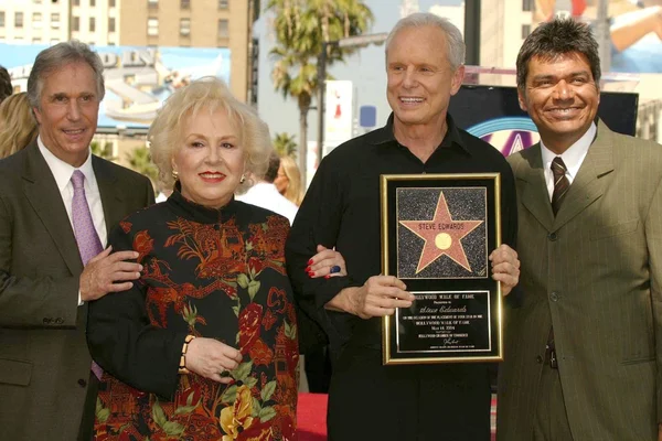 Henryka winkler, doris roberts, steve edwards i george lopez — Zdjęcie stockowe