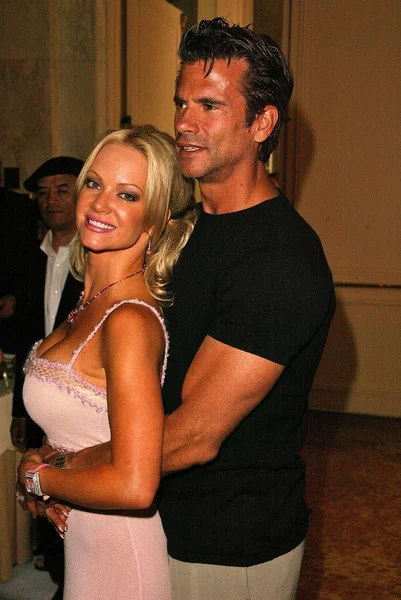 Barbara Moore and Lorenzo Lamas — Stock Photo, Image